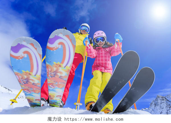 滑雪 滑雪 太阳和冬天的乐趣享受滑雪度假的滑雪者